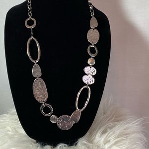 Fashion necklace in silver hammered motif.